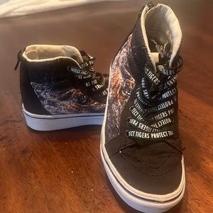 Vans child 12.5, limited edition (protect the tigers), back zip high top Sk8-Hi